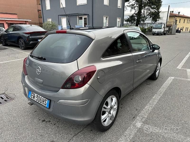 Usata Opel Corsa Edition 85 CV (62 kW) 2014 Grigio Utilitaria