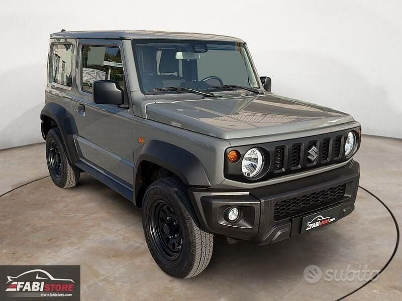 Grigio Usata 2022 Suzuki Jimny Comfort SUV | 30.600 € (Buon prezzo) - Immagine 1/4