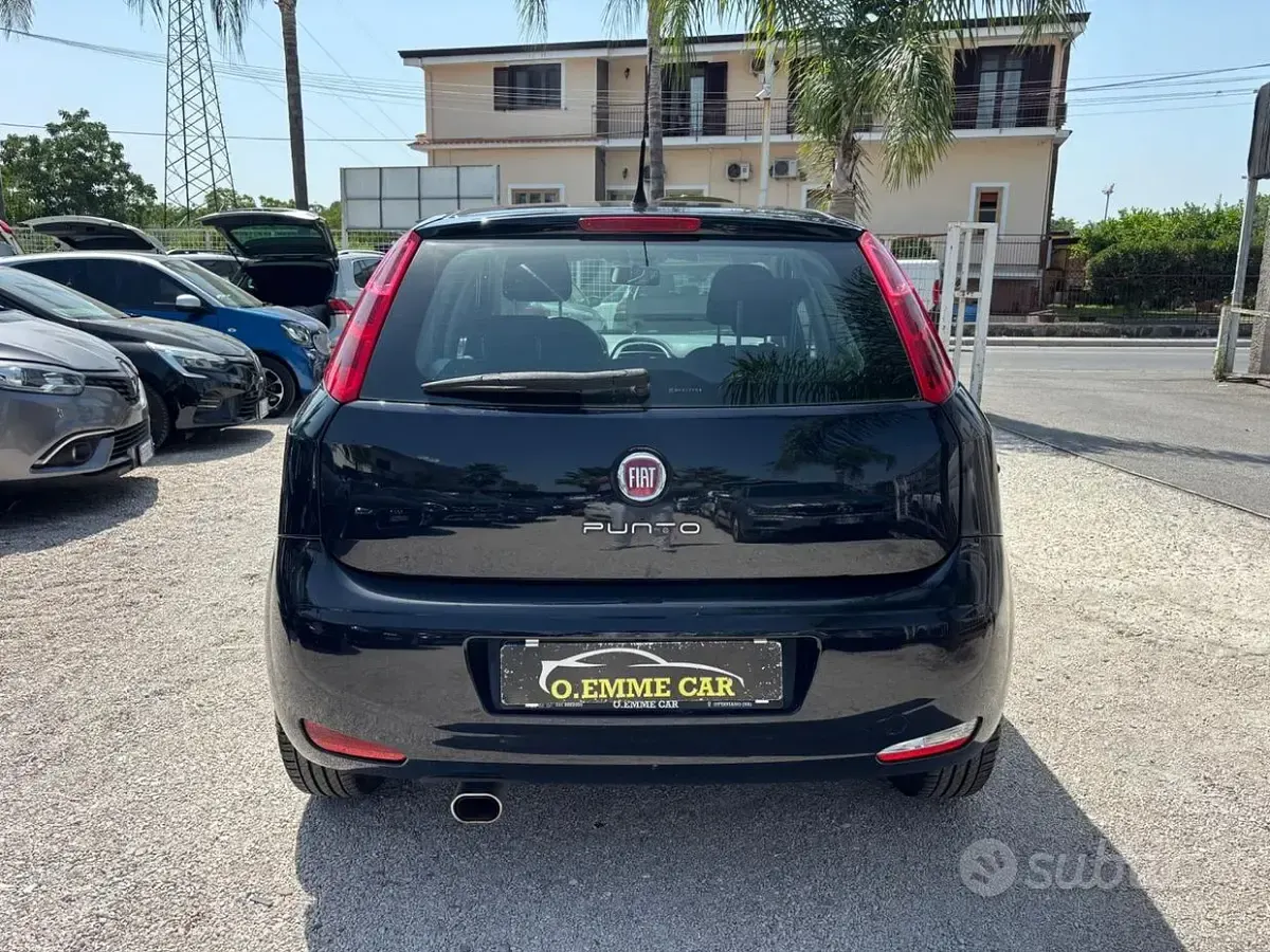 Usata Fiat Punto Lounge 77 CV (56 kW) 2017 Bluazzurro Utilitaria