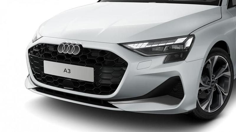 Nuova Audi A3 Advanced 150 CV (110 kW) 2025 Bianco ghiacciaio metallizzato Berlina