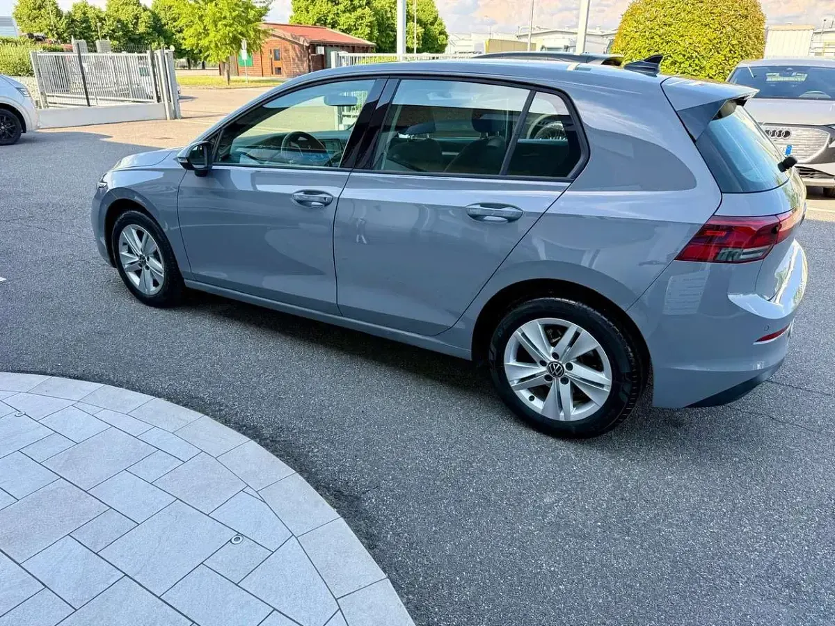 Usata VW Golf VIII Life 110 CV (80 kW) 2023 Grigio Berlina