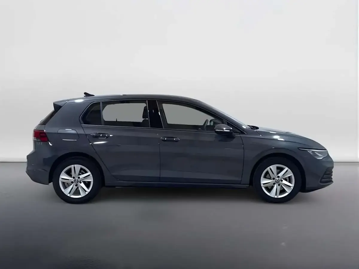 Usata VW Golf VIII Life 110 CV (80 kW) 2021 Dolphin grey metallizzato Berlina
