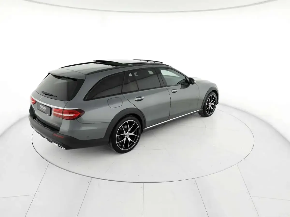 Usata Mercedes E220 All-Terrain Premium Plus 200 CV (147 kW) 2022 Grigio selenite metallizzato Station wagon