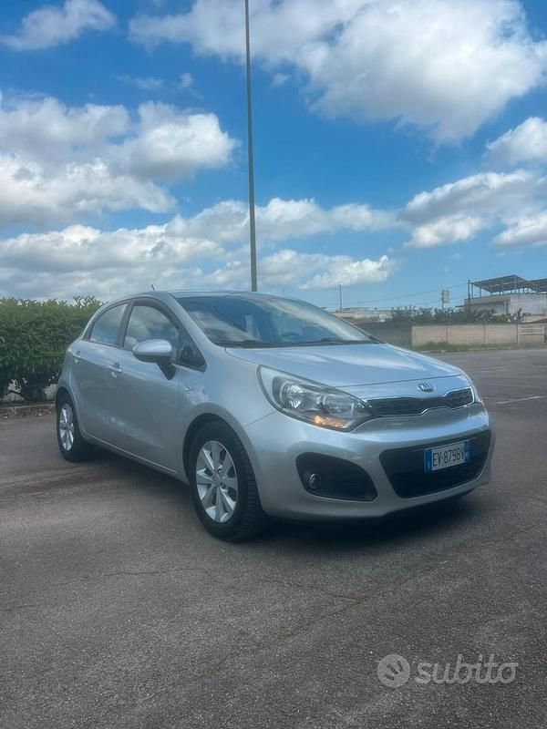 Usata Kia Rio 84 CV (61 kW) 2014 Grigio Berlina
