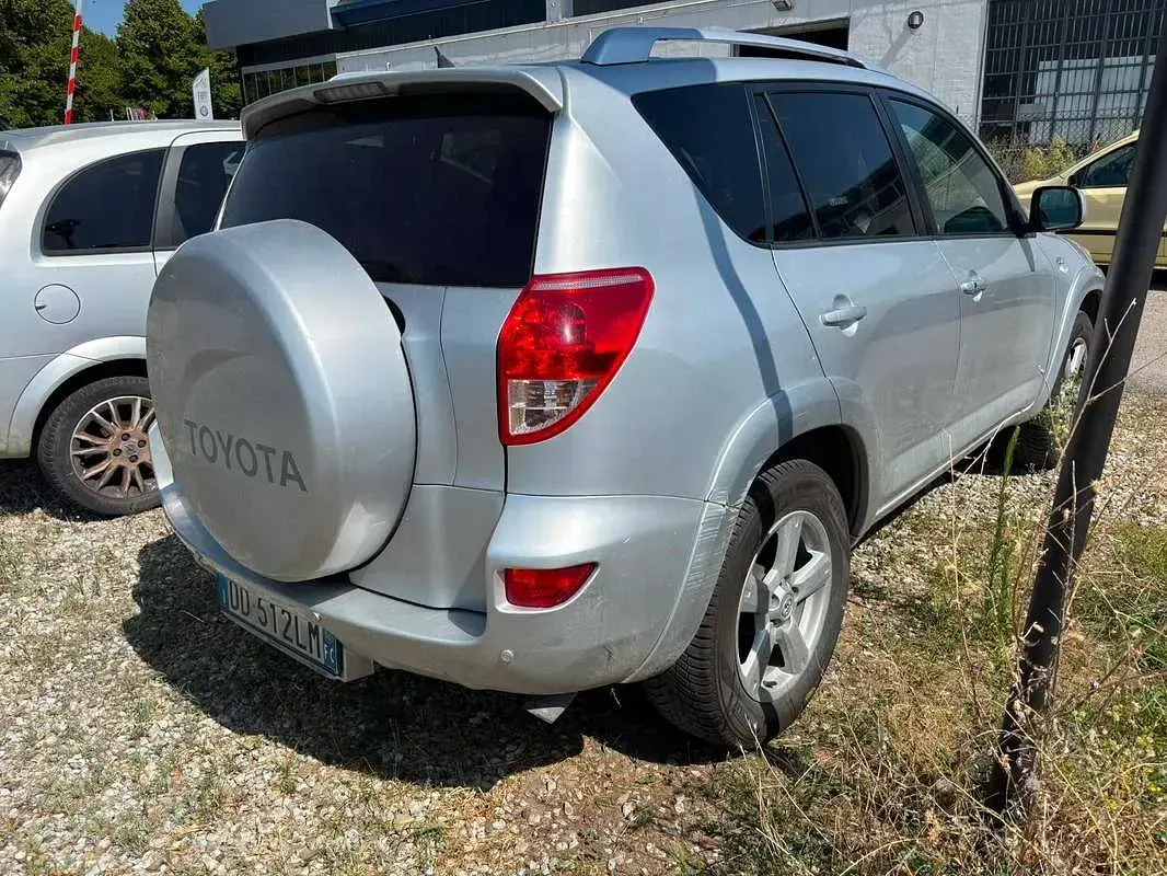 Usata Toyota RAV4 Luxury 177 CV (130 kW) 2006 Argento SUV