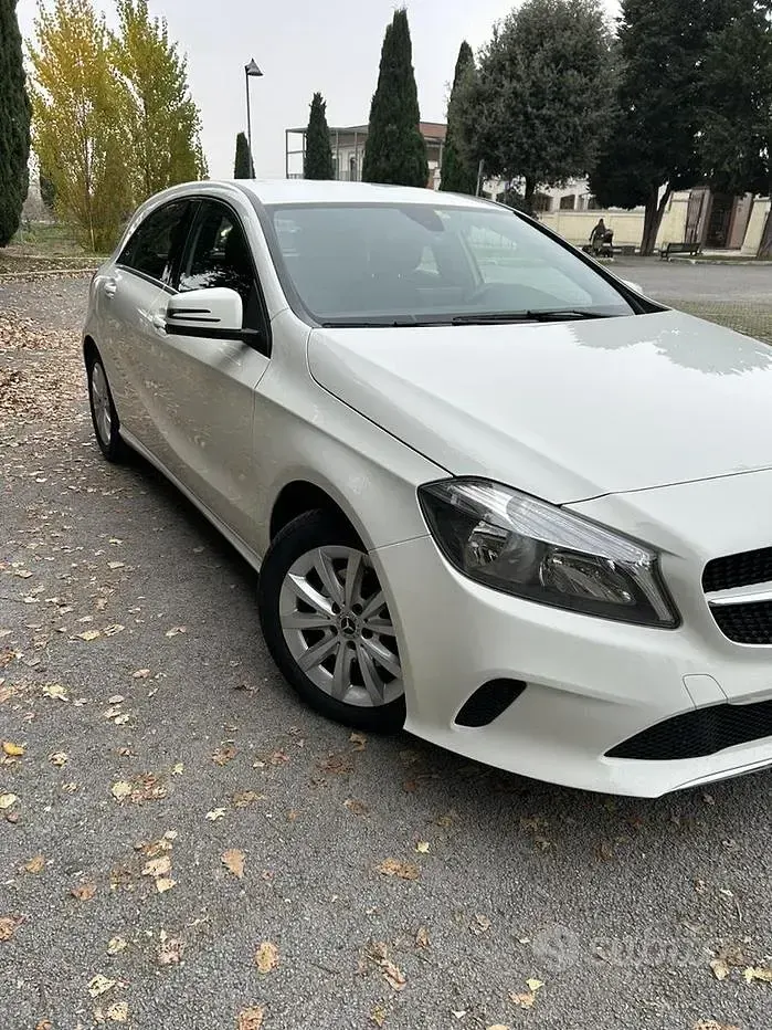 Usata Mercedes A180 122 CV (89 kW) 2017 Bianco Utilitaria