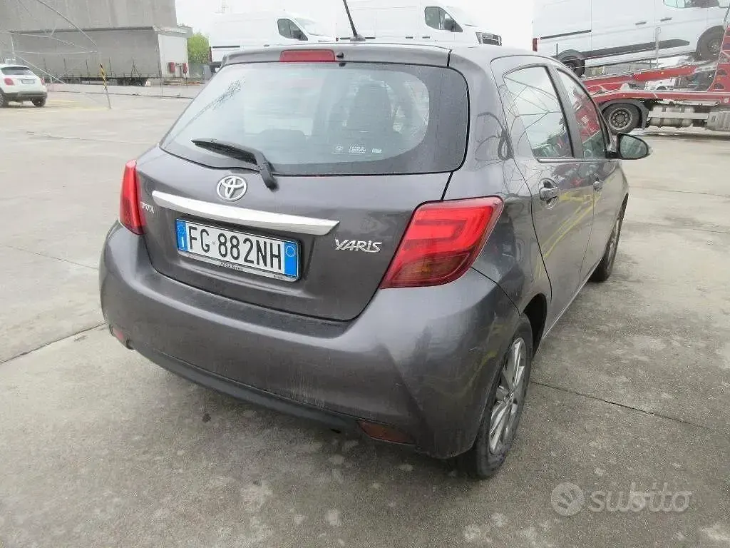 Usata Toyota Yaris Lounge 69 CV (50 kW) 2016 Grigio Utilitaria