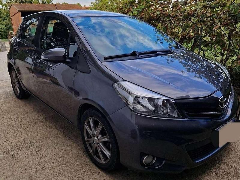 Begagnad Toyota Yaris Lounge 99 HK (72 kW) 2012 Grå Halvkombi