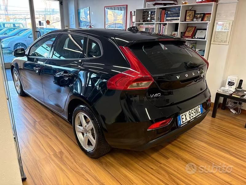 Usata Volvo V40 Momentum 115 CV (84 kW) 2014 Nero Berlina