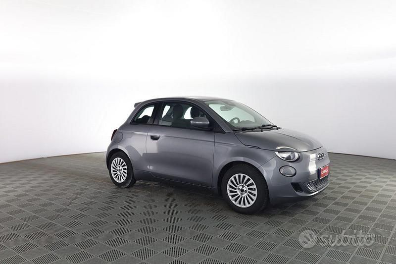 Usata Fiat 500e 86 kW (118 CV) 2023 Mineral grey Berlina