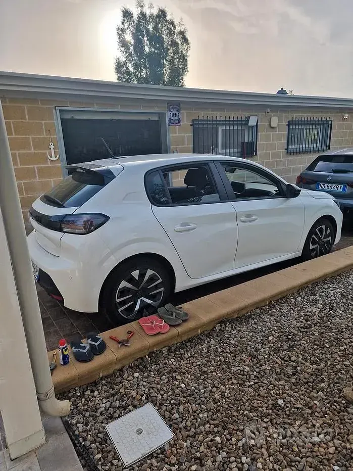 Usata Peugeot 208 75 CV (55 kW) 2024 Utilitaria