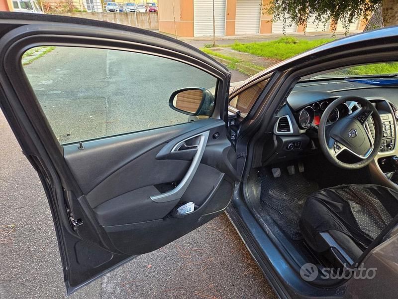 Usata Opel Astra 110 CV (80 kW) 2012 Grigio Berlina