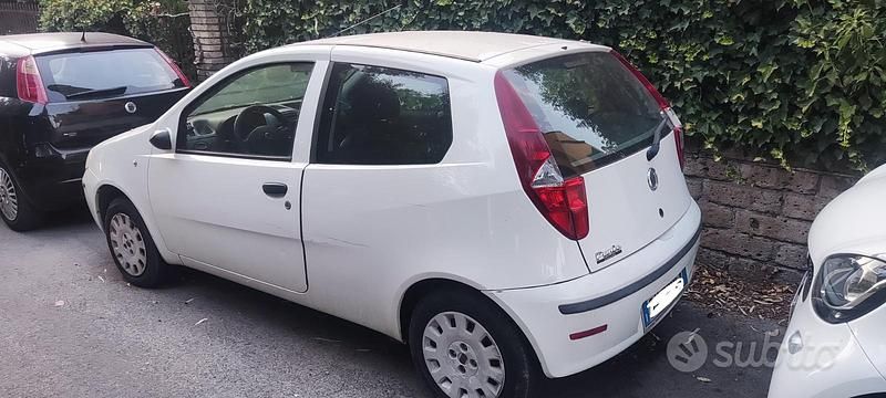 Bianco Usata 2009 Fiat Punto Classica Due volumi | 1690 € (Super prezzo) - Immagine 1/4
