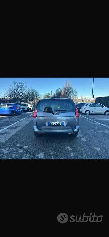 Usata Peugeot 5008 120 CV (88 kW) 2011 Grigio Monovolume