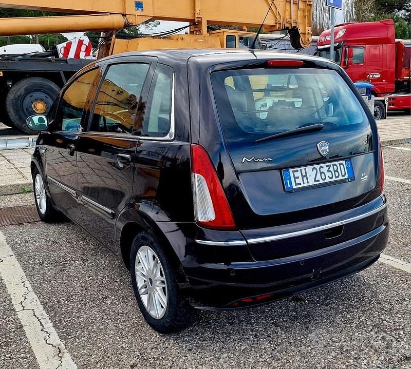 Begagnad Lancia Musa 95 HK (69 kW) 2011 Svart Minibuss
