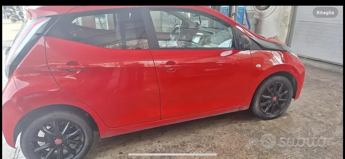 Usata Toyota Aygo 69 CV (50 kW) 2017 Rosso Utilitaria