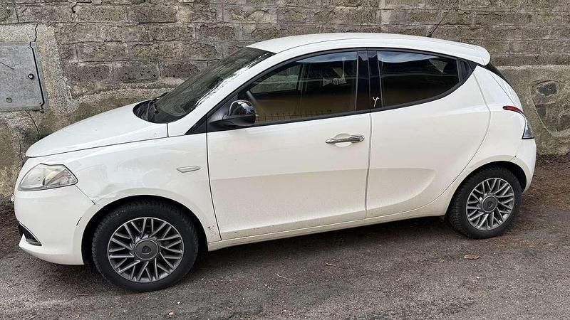 Usata Lancia Ypsilon Silver 69 CV (50 kW) 2012 Bianco Utilitaria