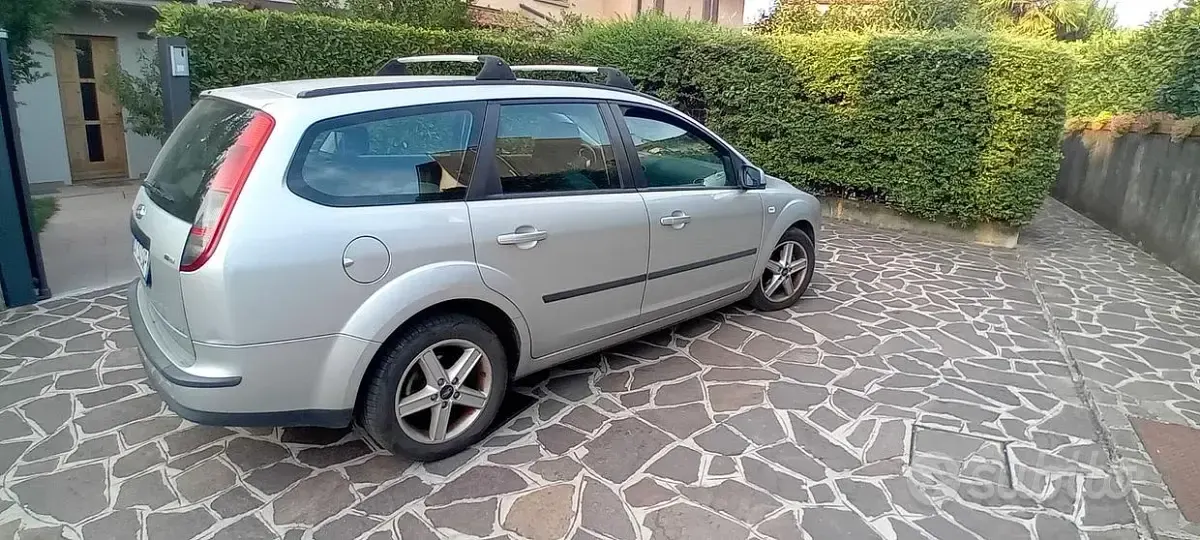 Usata Ford Focus 90 CV (66 kW) 2005 Grigio Station wagon