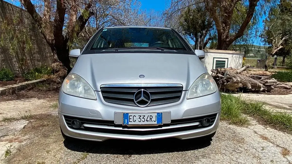 Usata Mercedes A200 140 CV (102 kW) 2011 Grigio Utilitaria