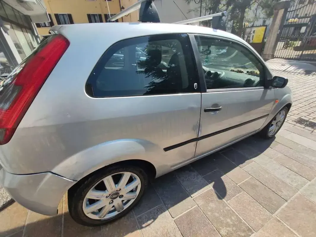 Usata Ford Fiesta Ghia 75 CV (55 kW) 2005 Grigio Utilitaria
