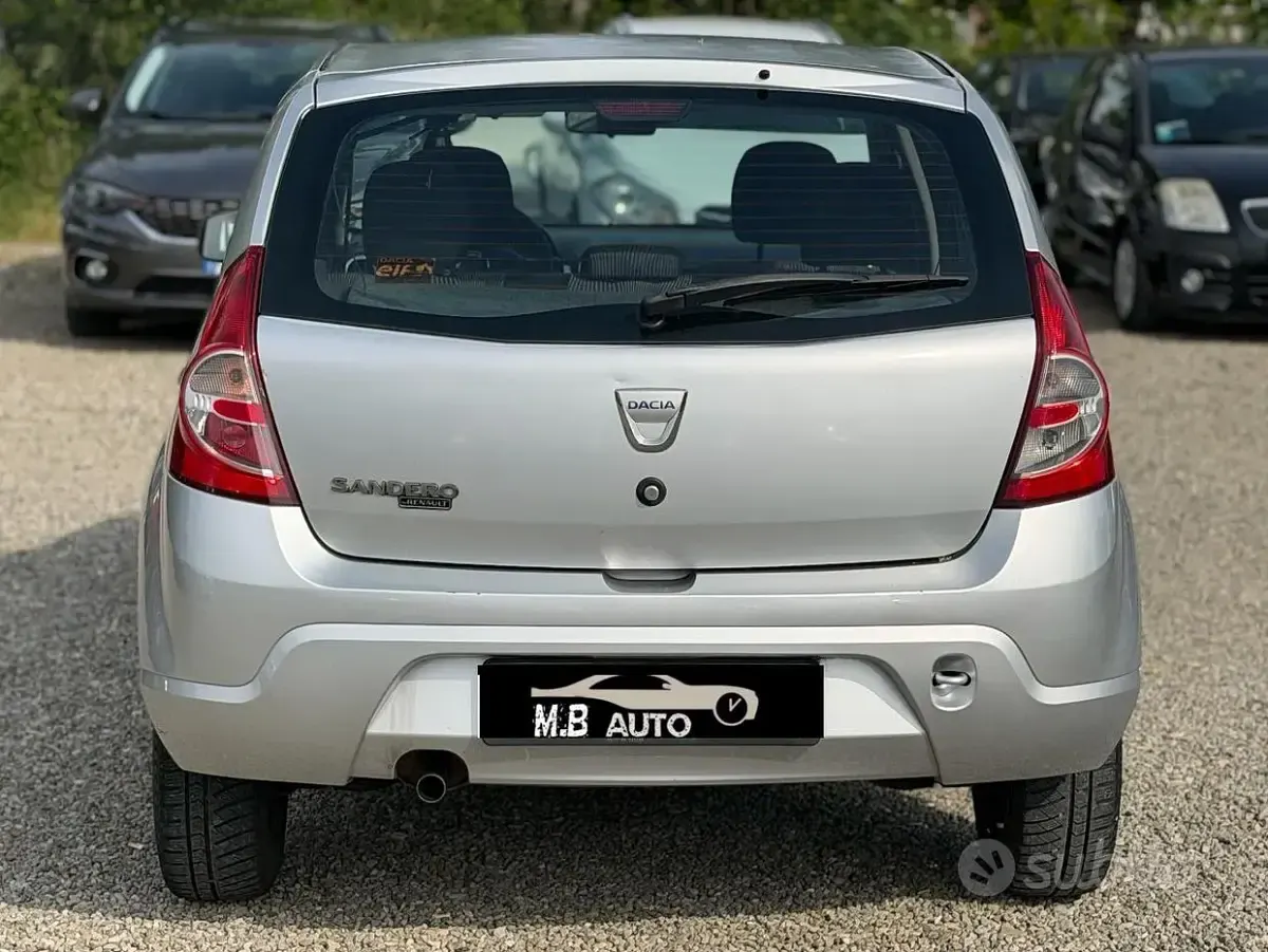 Usado Dacia Sandero 72 CV (52 kW) 2010 Gris Berlina
