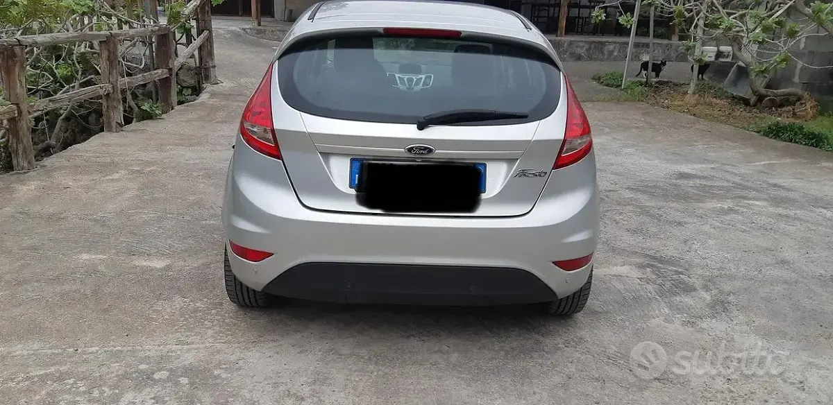 Usata Ford Fiesta 70 CV (51 kW) 2012 Grigio Utilitaria