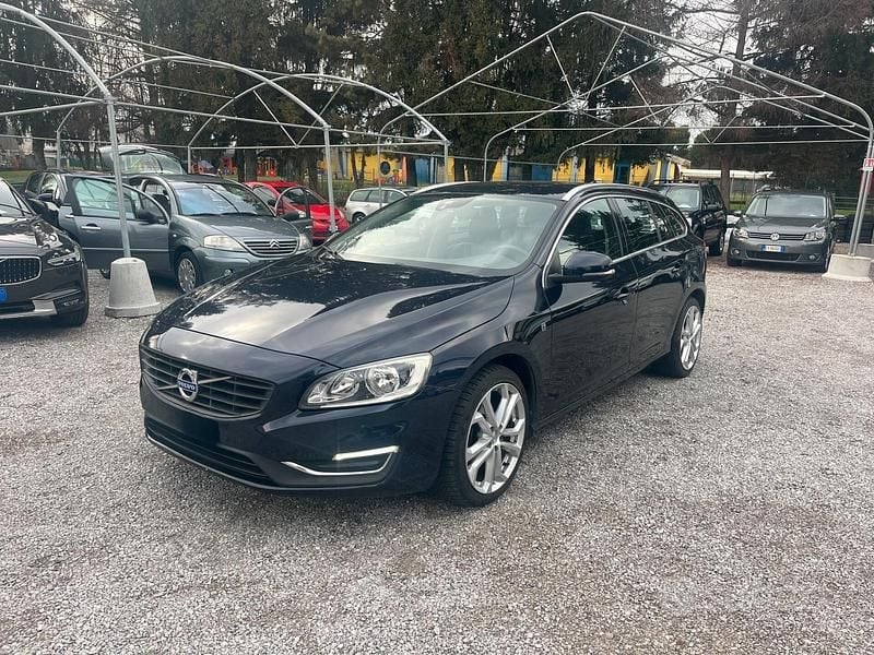 Usata Volvo V60 Ocean Race 120 CV (88 kW) 2016 Blu/azzurro Station wagon