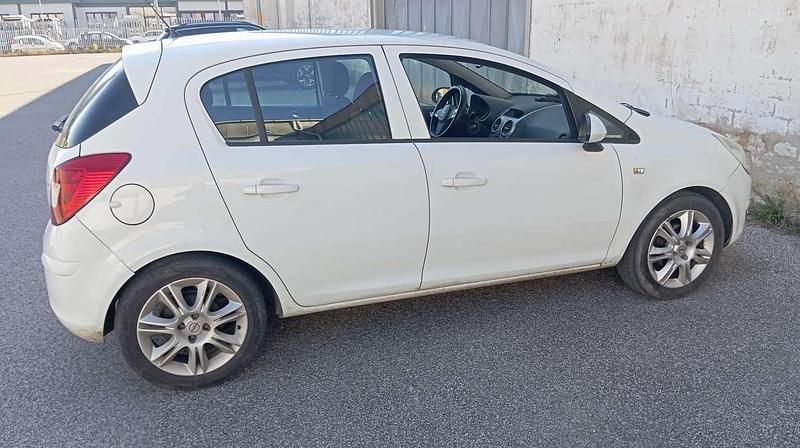 Usata Opel Corsa Enjoy 75 CV (55 kW) 2009 Bianco Berlina