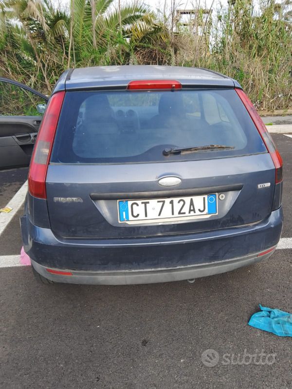 Grigio Usata 2005 Ford Fiesta Due volumi | 750 € (Buon prezzo) - Immagine 1/4
