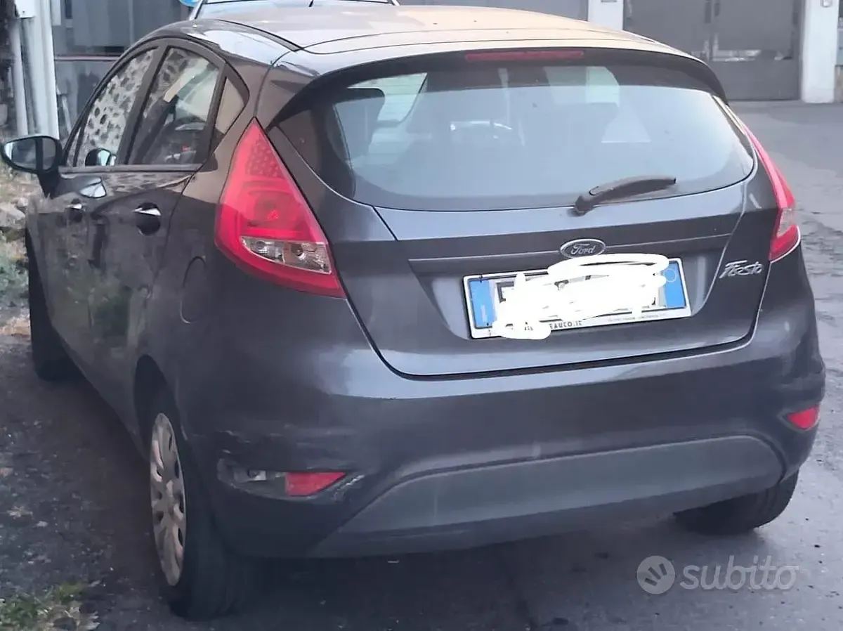 Usata Ford Fiesta 99 CV (72 kW) 2010 Grigio Utilitaria