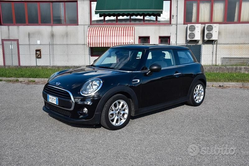 Begagnad Mini ONE 75 HK (55 kW) 2017 Svart Halvkombi
