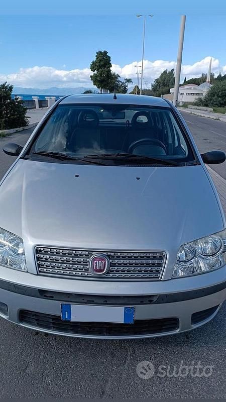 Grigio Usata 2010 Fiat Punto Tre volumi | 2900 € - Immagine 1/4