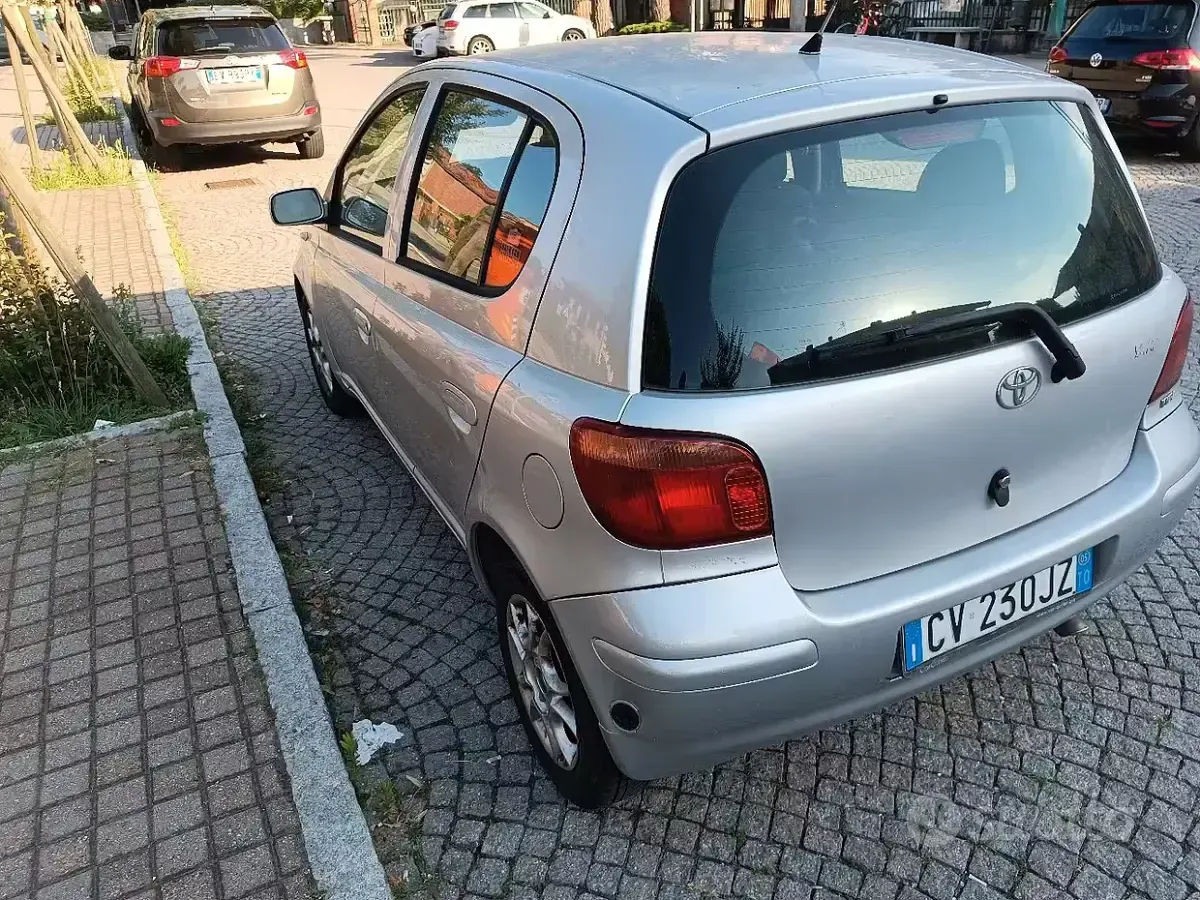 Usata Toyota Yaris 65 CV (47 kW) 2005 Grigio Berlina