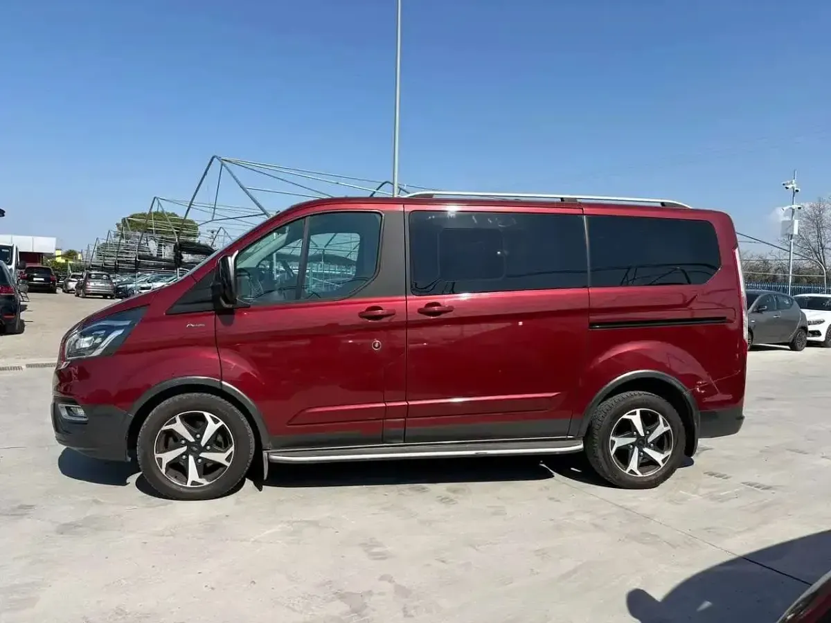 Usata Ford Tourneo Active 185 CV (136 kW) 2021 Kapoor red Furgone