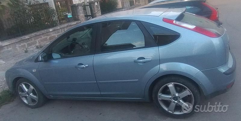 Usata 2005 Ford Focus Tre volumi | 3300 € (Molto cara) - Immagine 1/4