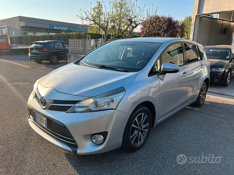 Usata Toyota Verso Style 120 CV (88 kW) 2015 Grigio Monovolume