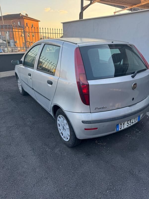 Grigio Usata 2009 Fiat Punto Classica Due volumi | 2200 € (Buon prezzo) - Immagine 1/4
