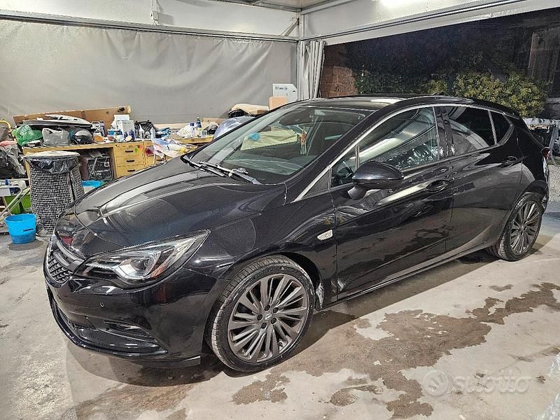 Nero Usata 2016 Opel Astra Innovation Tre volumi | 9500 € (Buon prezzo) - Immagine 1/4