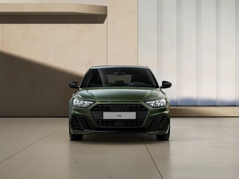 Nuova Audi A1 Sportback Design 116 CV (85 kW) 2025 Verde distretto metallizzato nero mito m Utilitaria