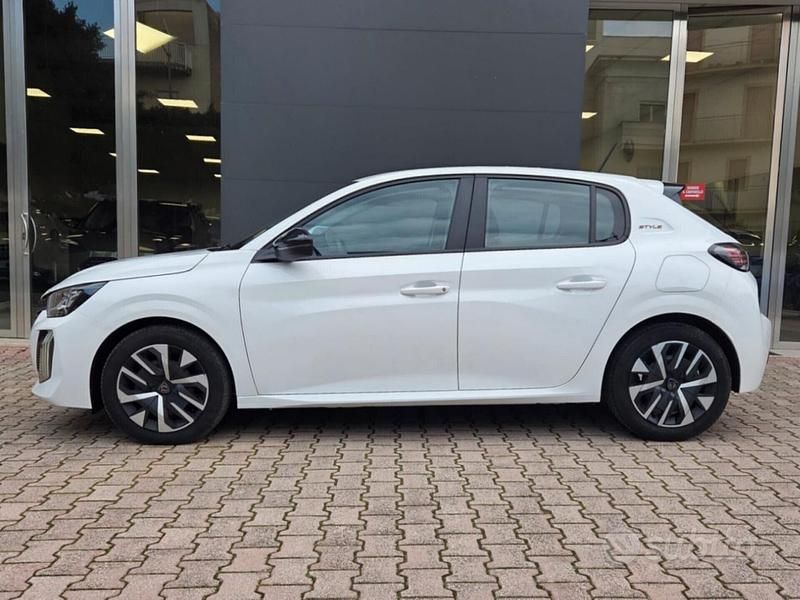 Usata Peugeot 208 Style 75 CV (55 kW) 2025 Bianco Utilitaria