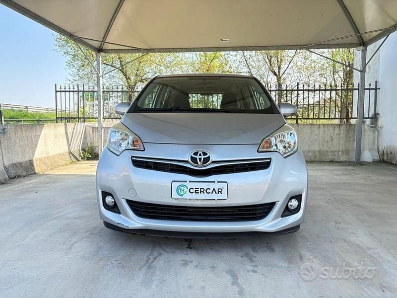 Usata Toyota Verso-S Style 99 CV (72 kW) 2012 Grigio Monovolume