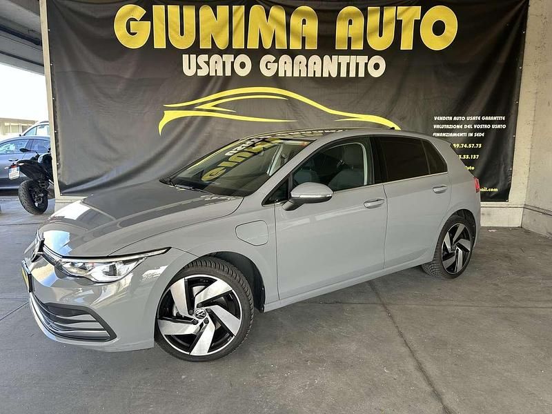 Grigio Usata 2020 VW Golf VIII Style Tre volumi | 20.500 € (Buon prezzo) - Immagine 1/4