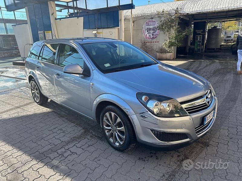 Usata Opel Astra Edition 110 CV (80 kW) 2010 Grigio Station wagon