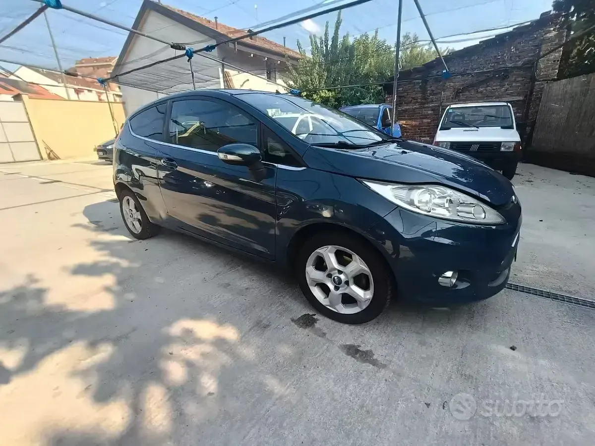 Usata Ford Fiesta Titanium 97 CV (71 kW) 2010 Grigio Berlina
