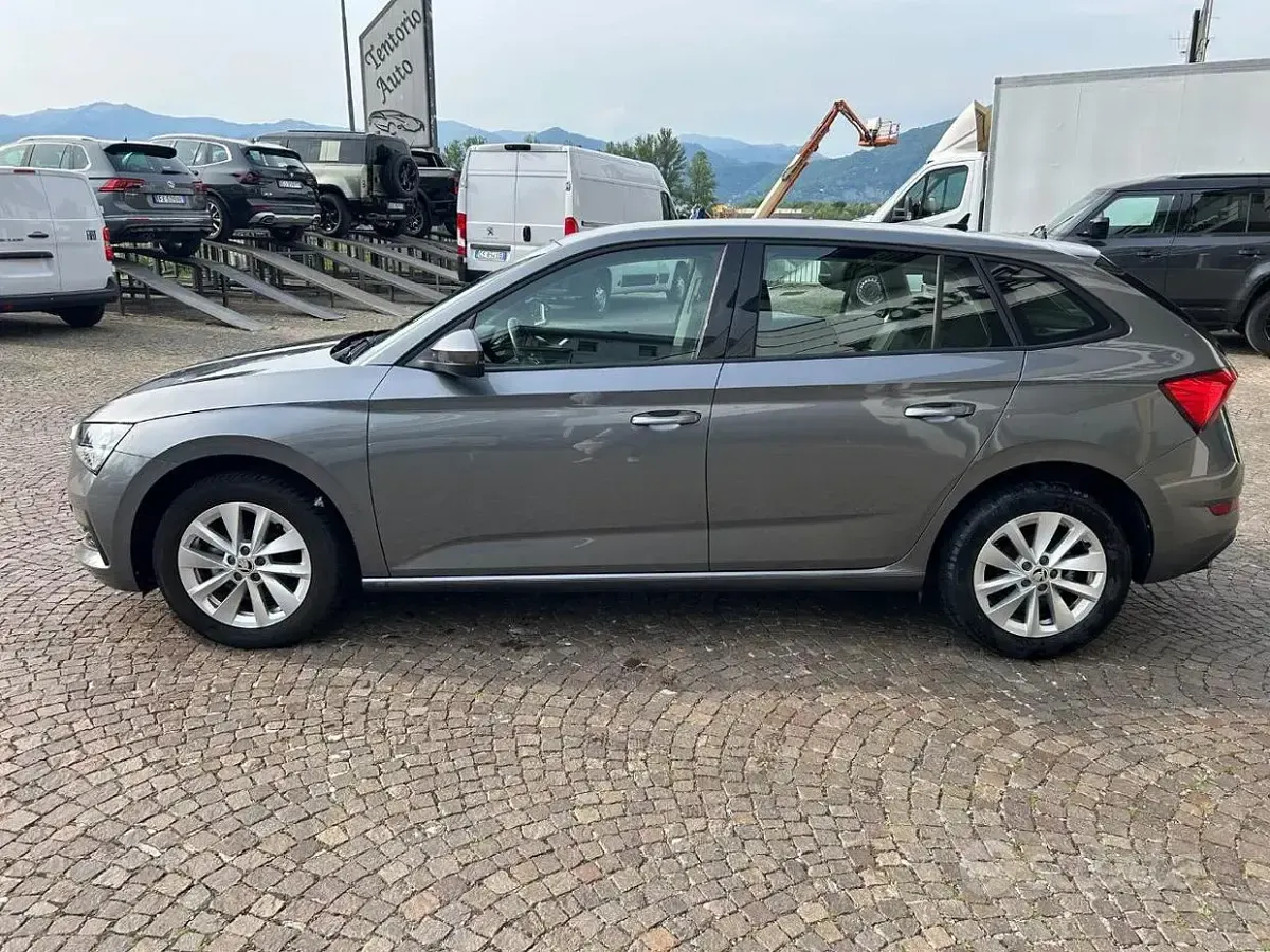 Usata Skoda Scala Ambition 95 CV (69 kW) 2023 Grigio scuro Utilitaria