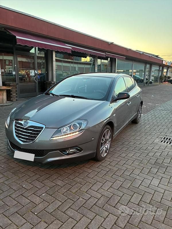 Grigio Usata 2012 Lancia Delta Platinum Due volumi | 5500 € (Buon prezzo) - Immagine 1/4