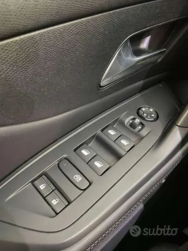 Usado Peugeot 308 Allure 131 CV (96 kW) 2024 Gris Familiar