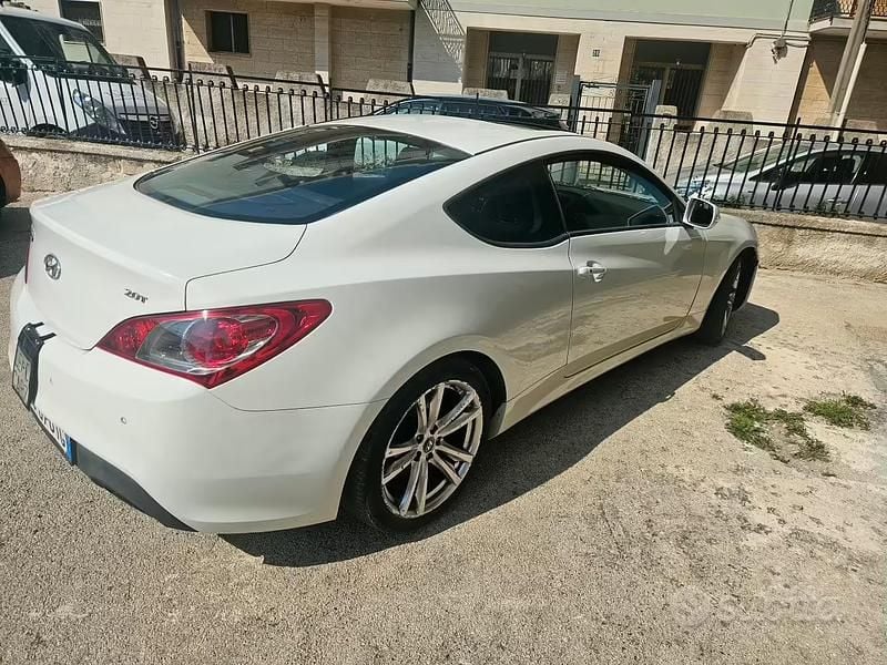 Usata Hyundai Genesis Sport 213 CV (156 kW) 2011 Bianco Coupé