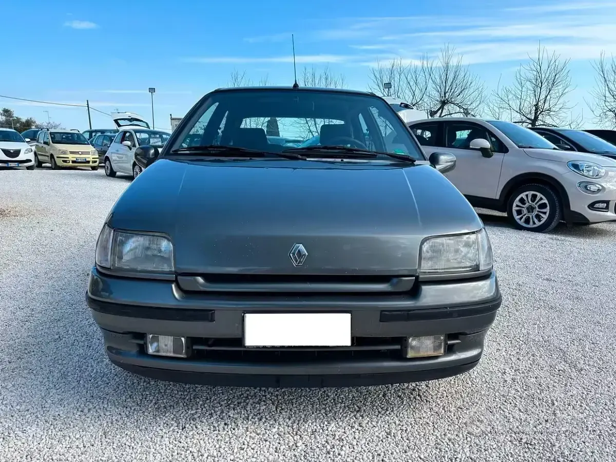 Usata Renault Clio 78 CV (57 kW) 1994 Grigio Utilitaria