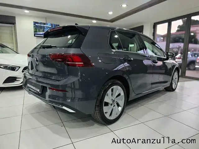 Usata VW Golf VIII Pro 150 CV (110 kW) 2025 Grigio Berlina